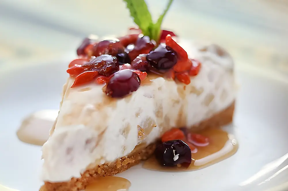 Cheesecake con frutos rojos y jarabe