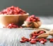 Bayas de goji en cuchara de madera SweeNuts