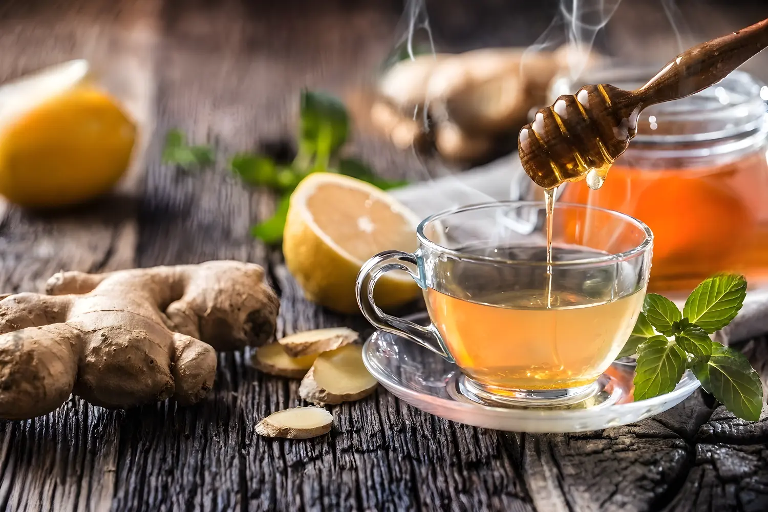 Té de jengibre con miel en taza de vidrio