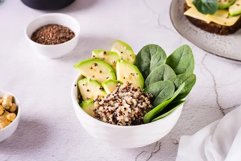 Bowl de quinoa con palta, espinaca, semillas de lino y frutos secos - comida saludable Sweenuts Chile