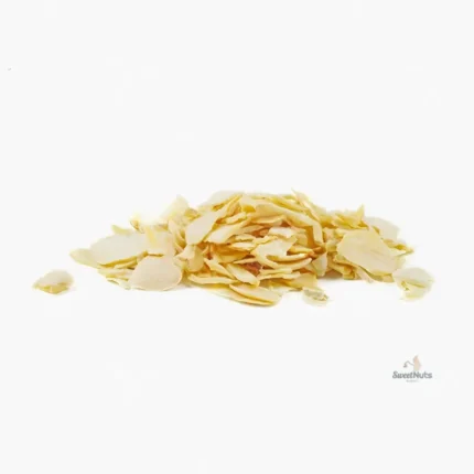 Láminas de ajo deshidratado en un montón sobre fondo blanco