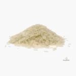 Montón de arroz basmati crudo en granos largos sobre fondo blanco