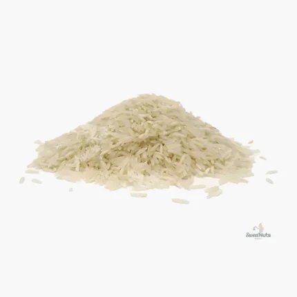 Montón de arroz basmati crudo en granos largos sobre fondo blanco