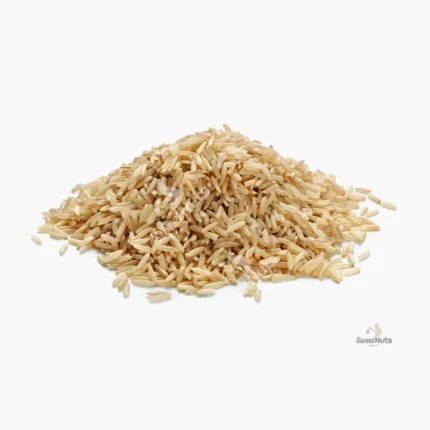 Montón de arroz integral crudo sobre fondo blanco con logo SweeNuts Market