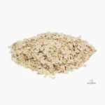 Avena instantánea en hojuelas a granel sobre fondo blanco