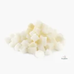 Cubos de coco deshidratado en primer plano sobre fondo blanco