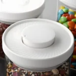 Tapa blanca hermética para contenedor de vidrio con mezcla de semillas en el interior