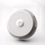 Contenedor de vidrio transparente con tapa gris hermética y dial de bloqueo en primer plano
