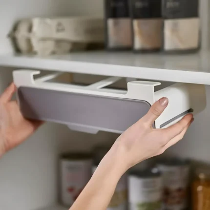 Cajón organizador extraíble para especias en cocina moderna con compartimentos blancos y grises