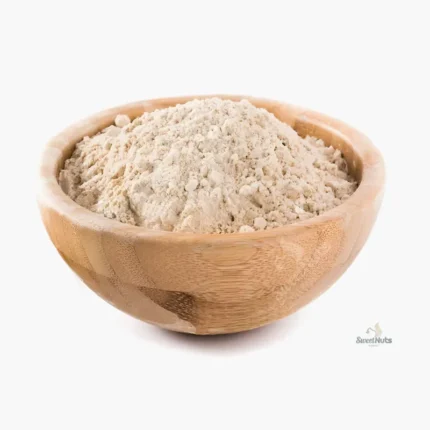 Harina tostada en un bowl de madera sobre fondo blanco