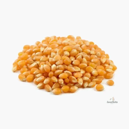 Montón de granos de maíz curagua amarillo sobre fondo blanco