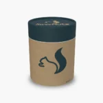 Caja tubular kraft con tapa verde oscuro y logo de ardilla SweeNuts, ideal para mate térmico o vasos