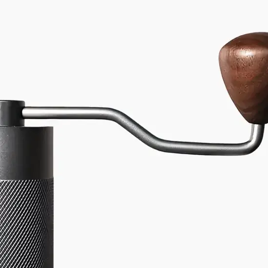 Molinillo de café manual con mango de madera y cuerpo metálico texturizado para granos