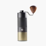 Molinillo manual de café Sweenuts Pro negro con base dorada y manivela de madera sobre fondo blanco