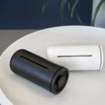 Prensa francesa Timemore negro y blanco sobre mesa redonda con ranura superior para filtrado de café