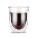 Vaso de vidrio doble pared 350ml con café o té oscuro sobre fondo blanco