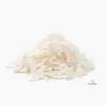 Montón de chips de coco deshidratado blanco sobre fondo blanco con logo SweeNuts en la esquina