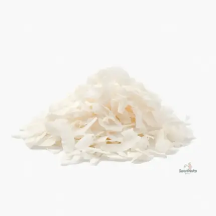 Montón de chips de coco deshidratado blanco sobre fondo blanco con logo SweeNuts en la esquina