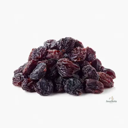 Montón de ciruelas deshidratadas sin carozo sobre fondo blanco